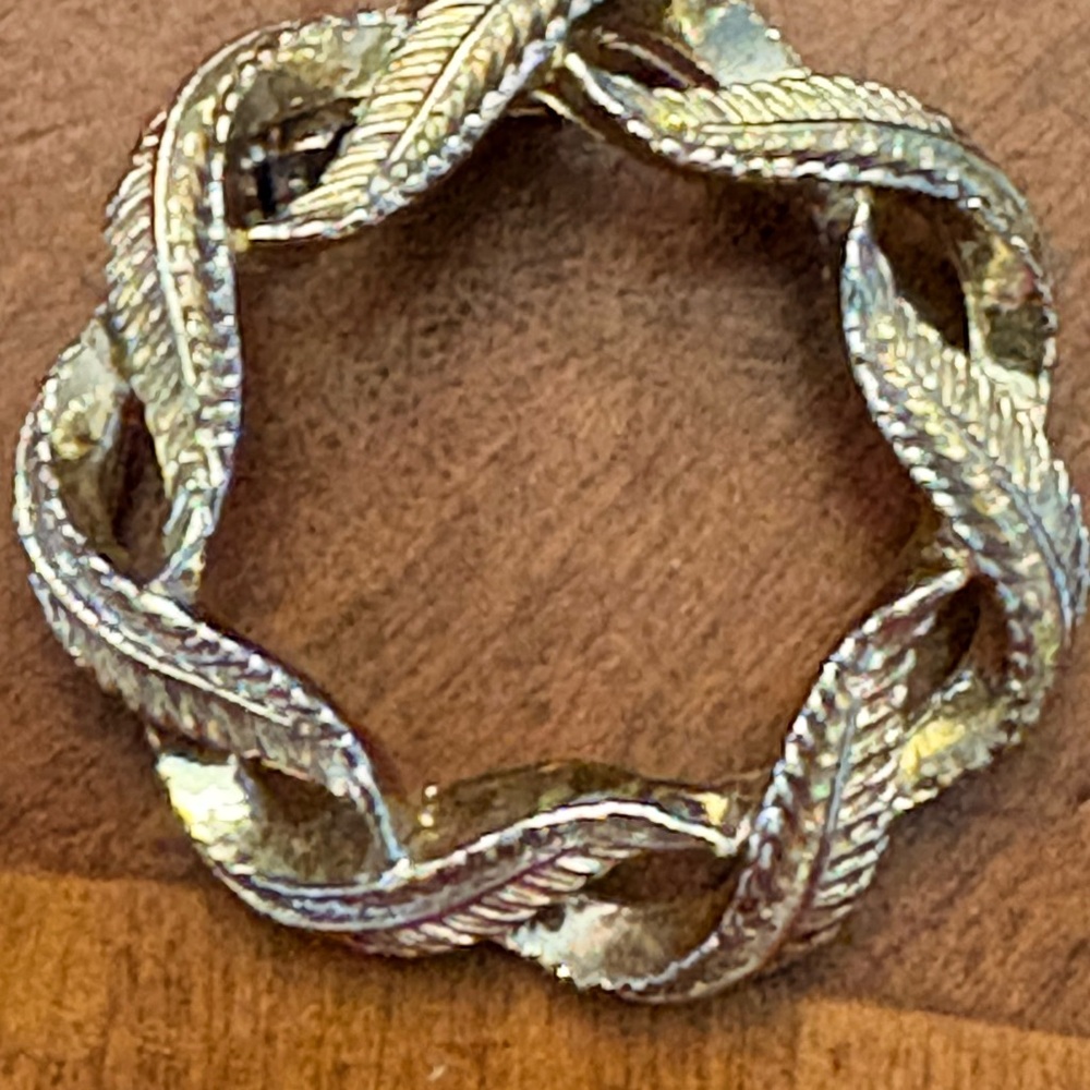 Vintage Gerry's Gold-Tone Wreath Brooch Textured Feather
Design Jewelry Pin - Picture 6 of 7